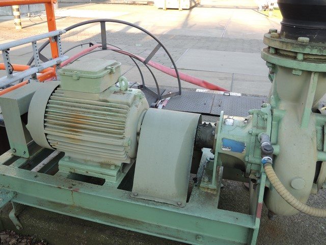motor met askoppeling en pomp