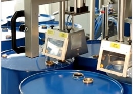 een vulmachine opgesteld voor het vullen van vaten met ethanol.